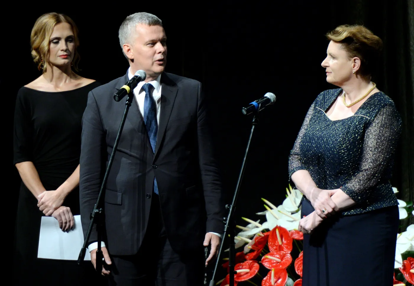 Minister kultury i dziedzictwa narodowego Małgorzata Omilanowska i wicepremier, minister obrony narodowej Tomasz Siemoniak podczas uroczystej premiery dramatu wojennego "Karbala