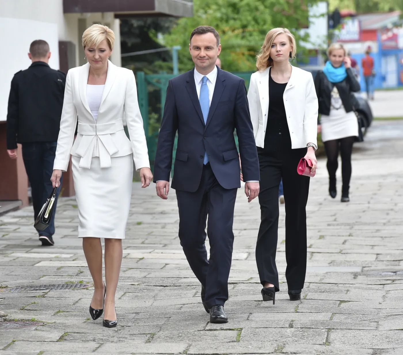 Kandydat PiS - Andrzej Duda z żoną Agatą Kornhauser-Dudą i córką Kingą, w drodze do lokalu wyborczego w Krakowie