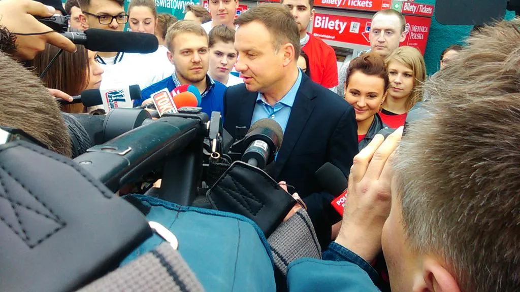 7754005-andrzej-duda-przy-stacji-metra.jpg