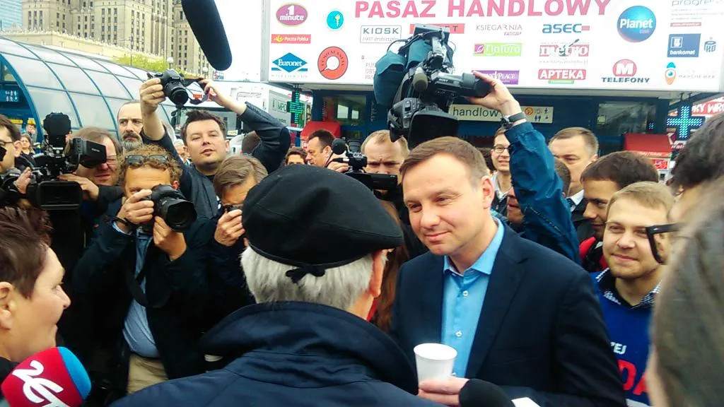 7754034-andrzej-duda-przy-stacji-metra.jpg