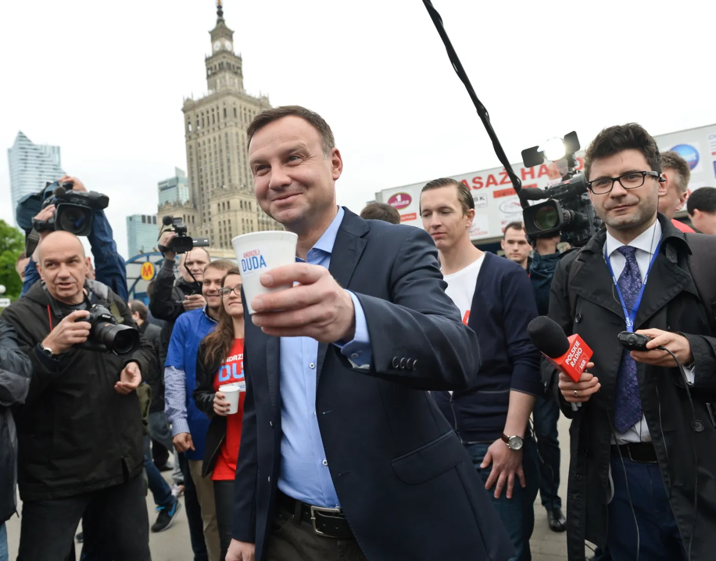 Duda rano ruszył do pracy. Rozdawał kawę przed stacją metra. ZDJĘCIA