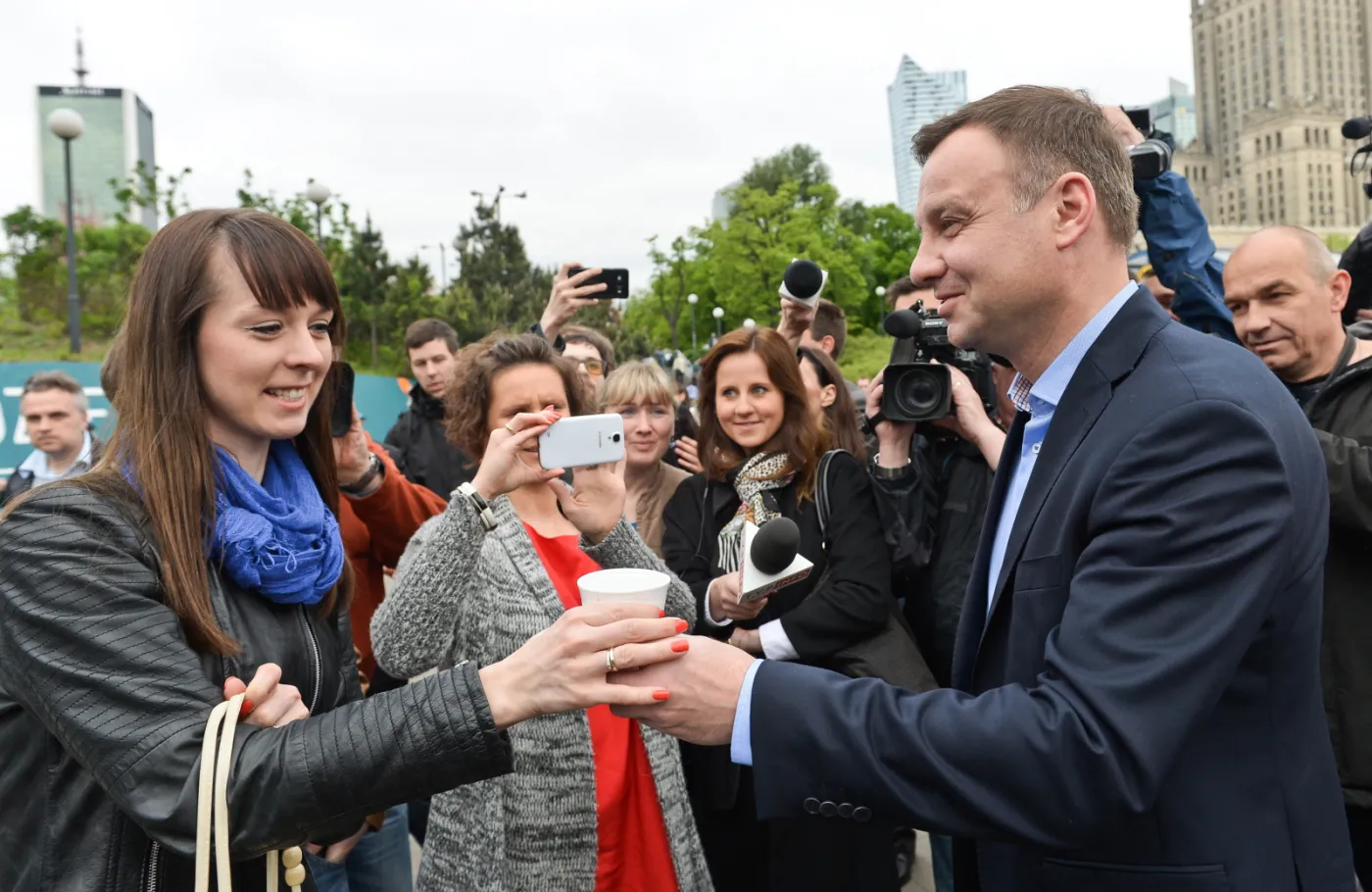 7755269-andrzej-duda-rozdawal-kawe-przy.jpg
