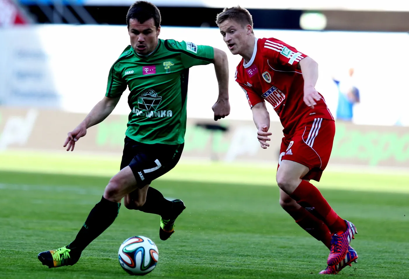 Zawodnik Piasta Gliwice Łukasz Hanzel (P) w starciu o piłkę z Tomaszem Nowakiem (L) z Górnika Łęczna podczas meczu grupy spadkowej piłkarskiej T-Mobile Ekstraklasy