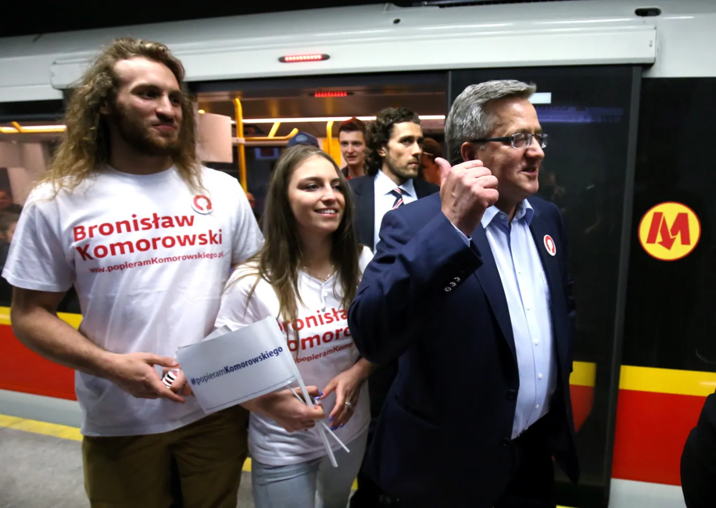 7764771-bronislaw-komorowski-wysiada-z.jpg