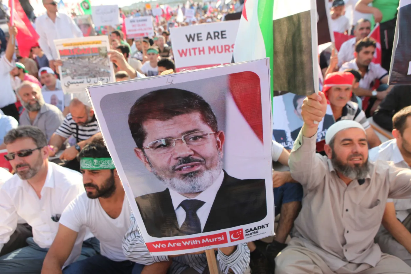 Tłum z plakatami z wizerunkiem Mohammeda Mursiego