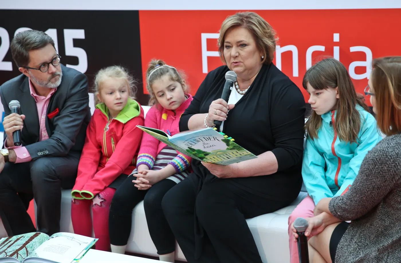 Komorowska czyta dzieciom. Stadion Narodowy wielką księgarnią. ZDJĘCIA