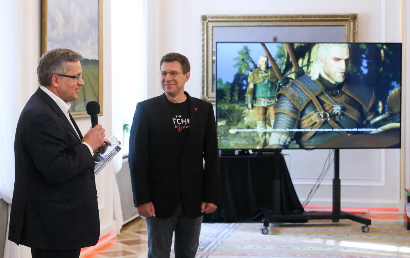 Komorowski dostał nowego "Wiedźmina". Twierdzi, że zagra w czasie ciszy wyborczej