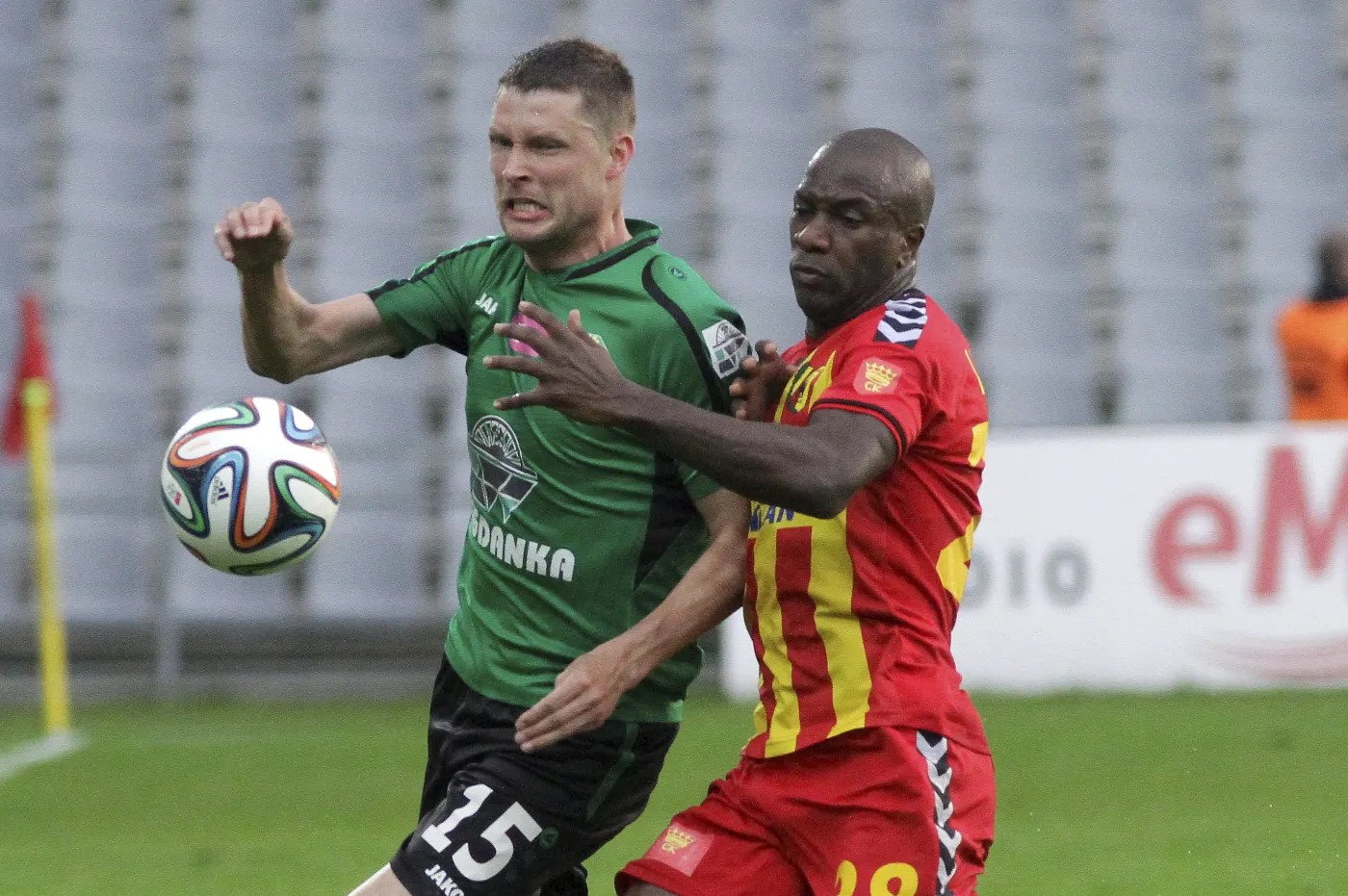 Zawodnik Korony Kielce Leandro (P) walczy o piłkę z Grzegorzem Boninem (L) z Górnika Łęczna 