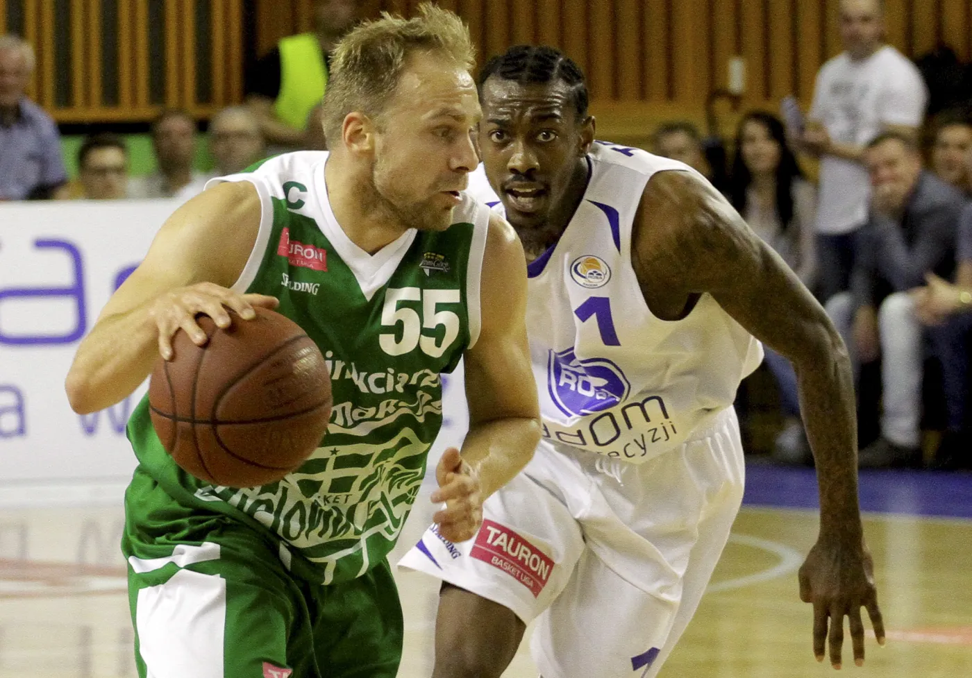 Zawodnik Rosy Radom Mike Taylor (P) goni Łukasza Koszarka (L) ze Stelmetu Zielona Góra podczas 3. meczu półfinałowego o 3. miejsce