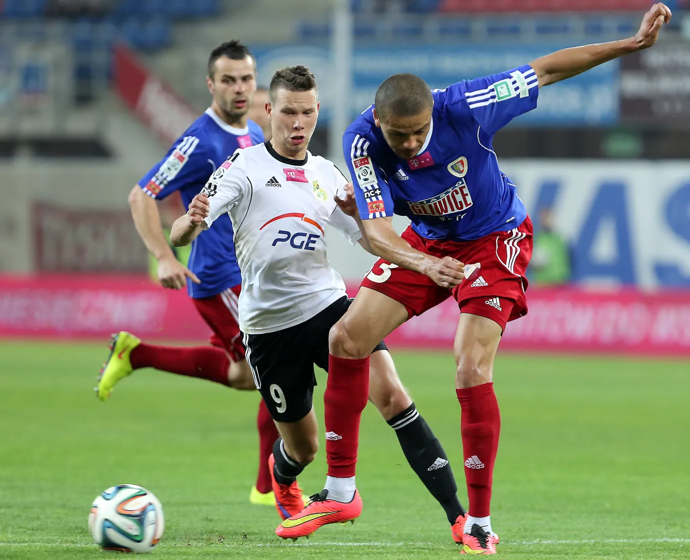 Zawodnik Piasta Gliwice Hebert Silva Santos (P) walczy o piłkę z Michałem Makiem (L) z GKS Bełchatów podczas meczu grupy spadkowej polskiej Ekstraklasy