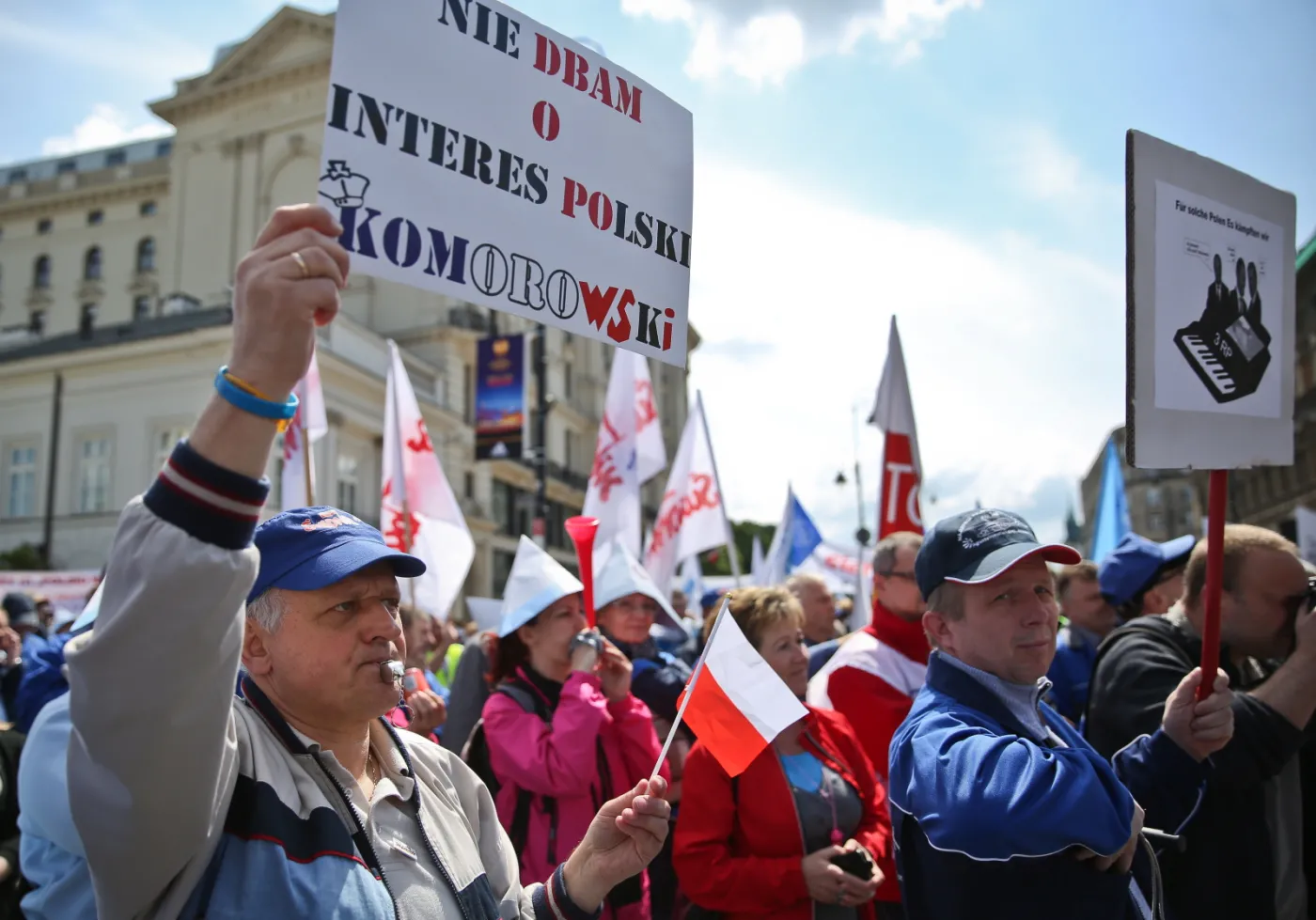 Manifestacja pracowników Wytwórni Sprzętu Komunikacyjnego PZL-Świdnik pod hasłem "Unieważnić przetarg"