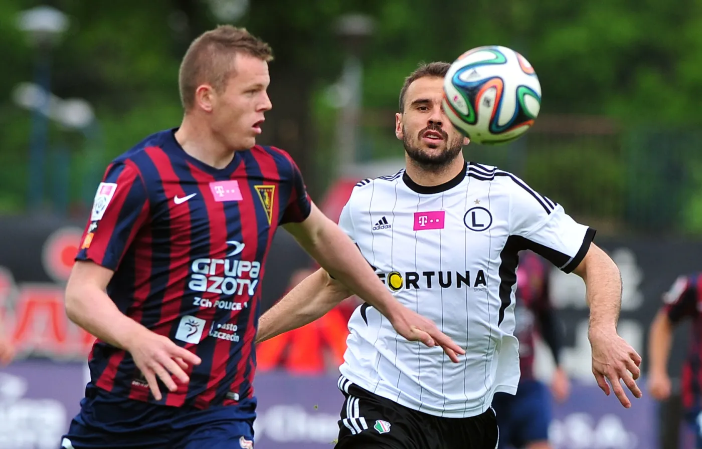 Zawodnik Pogoni Szczecin Mateusz Matras (L) walczy o piłkę z Orlando Sa (P) z Legii Warszawa podczas meczu grupy mistrzowskiej T-Mobile Ekstraklasy