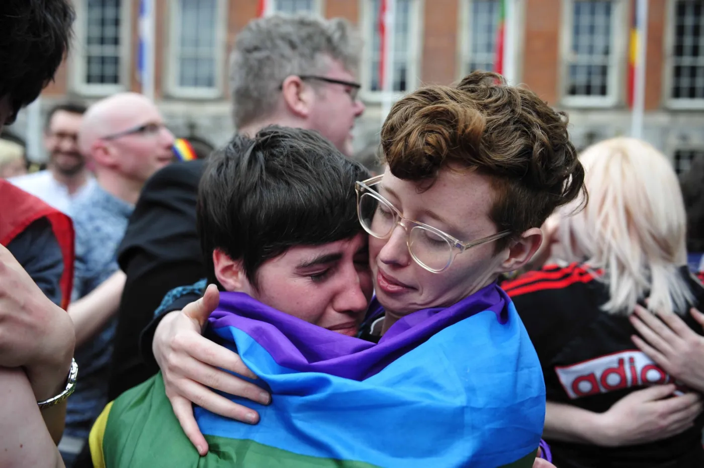 Para lesbijek cieszy się z wyniku referendum