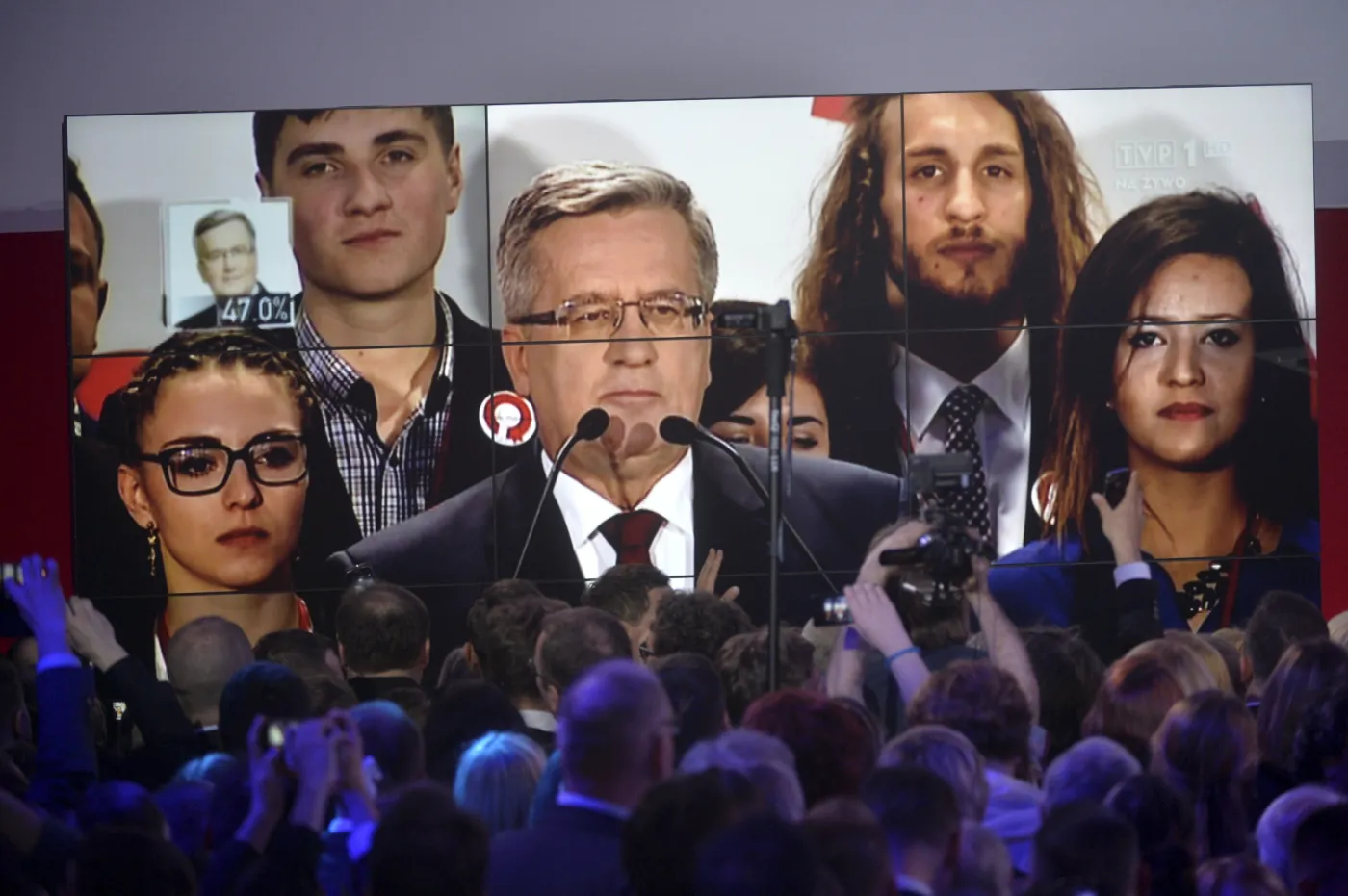 Bronisław Komorowski (na telebimie) w sztabie wyborczym Andrzeja Dudy w Warszawie