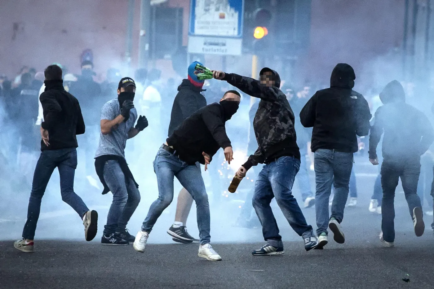 Faszystowskie gesty kibiców Wisły Kraków podczas derbów Rzymu. ZDJĘCIA