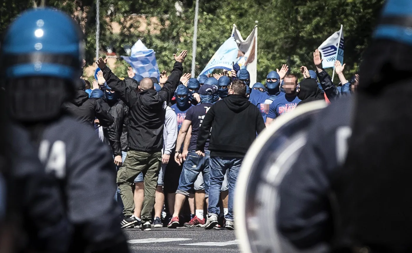 7809613-bitwa-kibicow-przed-mecze-lazio.jpg