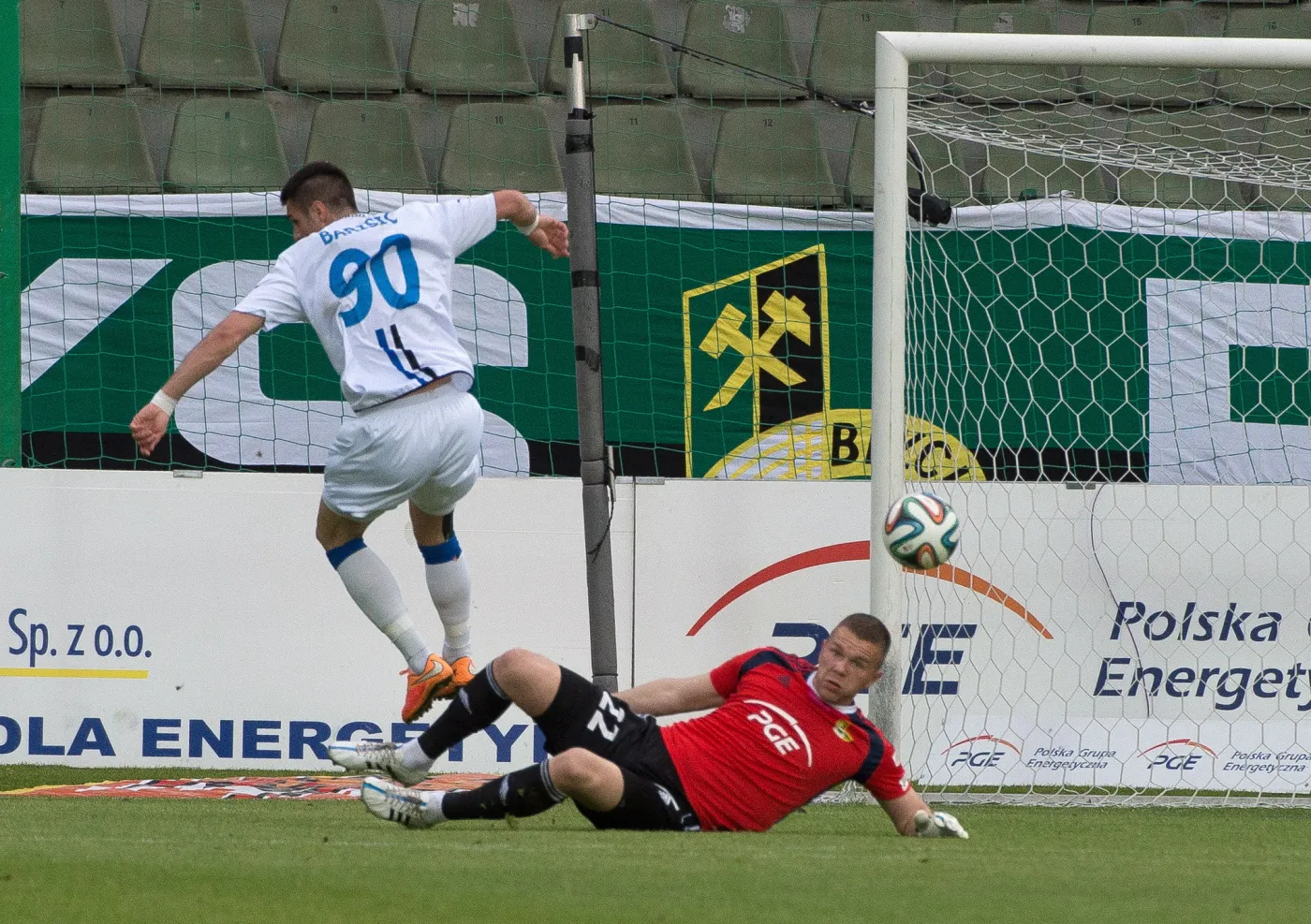 Piłkarz Zawiszy Bydgoszcz Josip Barisic (L) strzela na bramkę Emilijusa Zubasa (P) z GKS Bełchatów