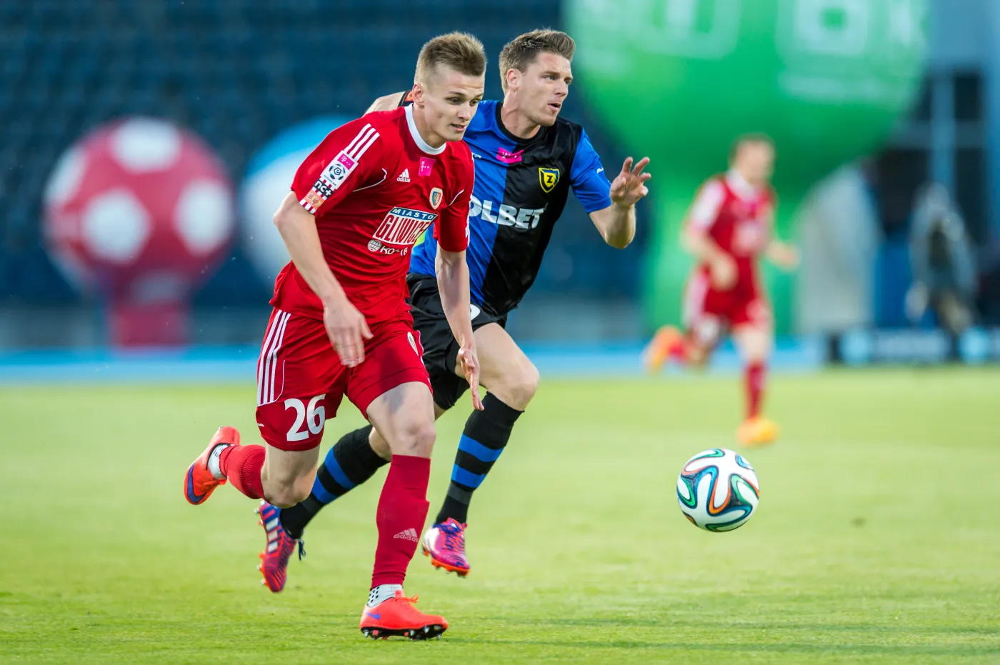 Zawodnik Zawiszy Bydgoszcz Luka Marić (P) walczy o piłkę z Bartoszem Szeligą (L) z Piasta Gliwice podczas meczu grupy spadkowej piłkarskiej T-Mobile Ekstraklasy