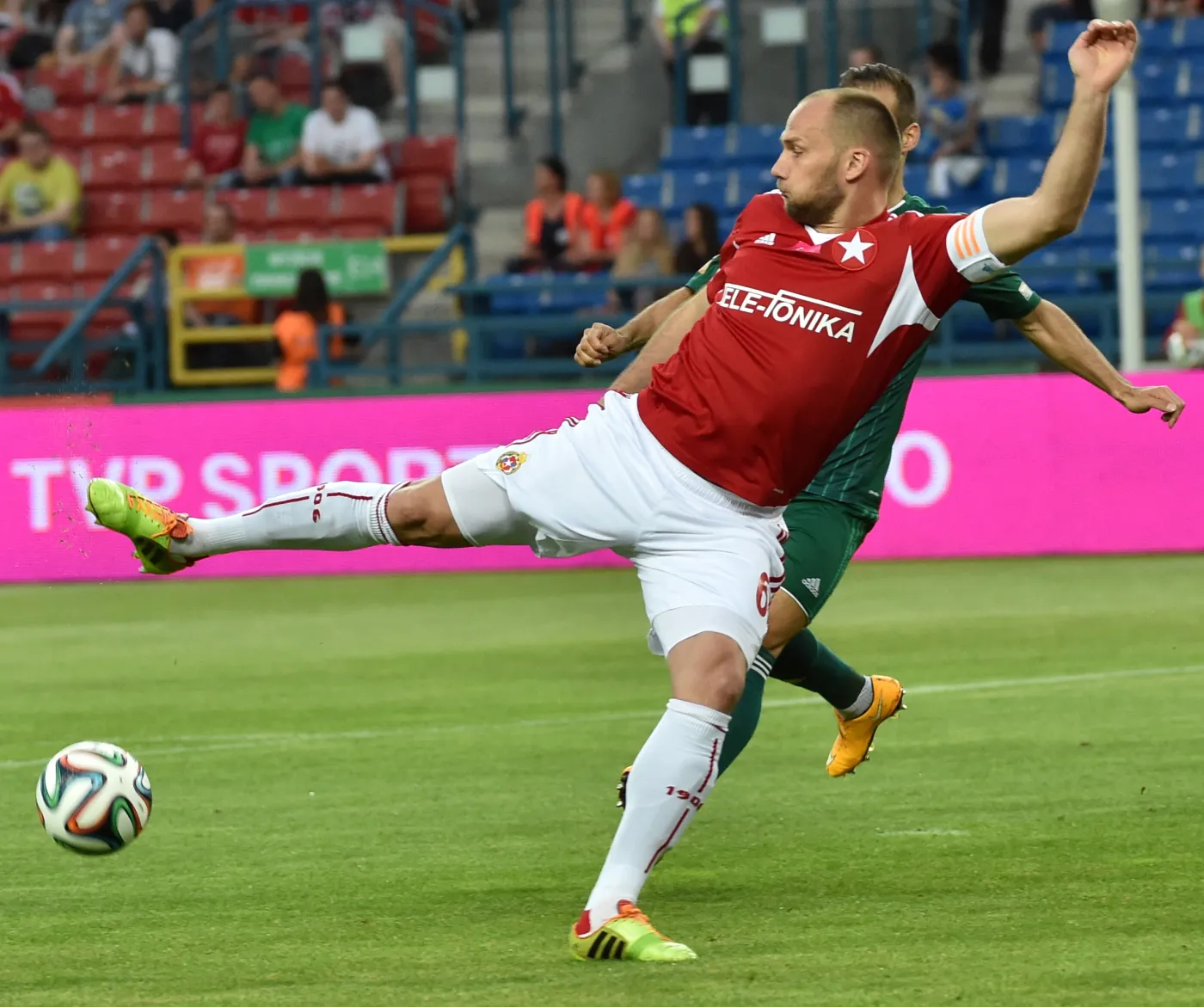 Kapitan Wisły Kraków Arkadiusz Głowacki podczas meczu 36. kolejki grupy mistrzowskiej T-Mobile Ekstraklasy ze Śląskiem Wrocław