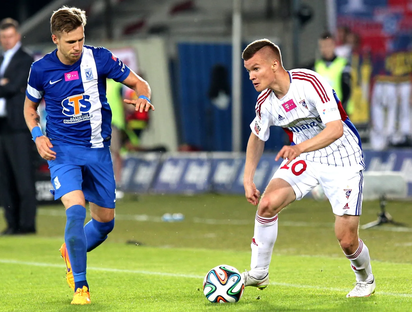 Konrad Nowak (P) z Górnika Zabrze walczy o piłkę z Barry Douglasem (L) z Lecha Poznań w meczu 36. kolejki grupy mistrzowskiej T-Mobile Ekstraklasy