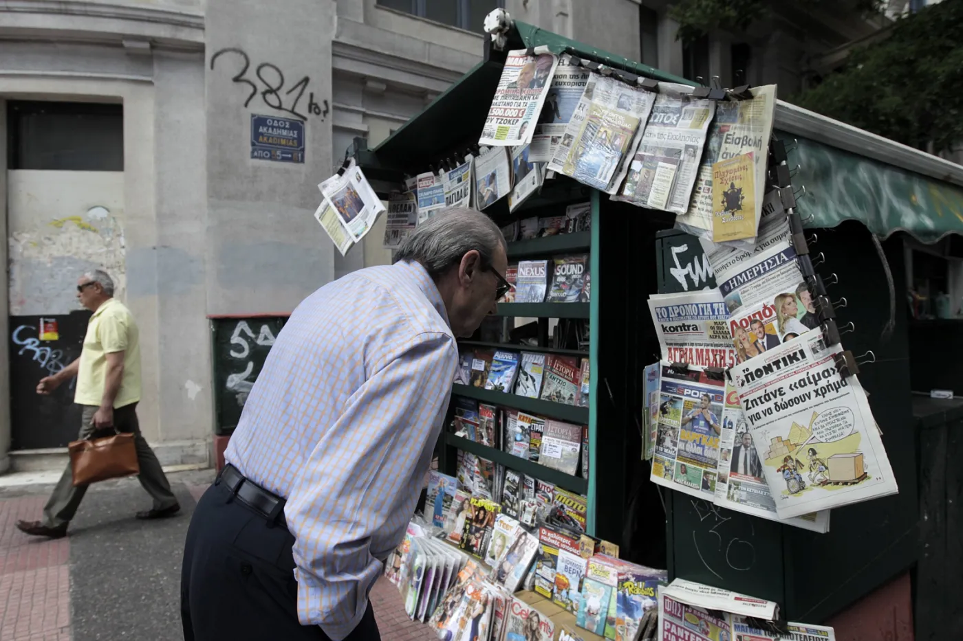 7842807-mezczyzna-czyta-naglowki-gazet.jpg