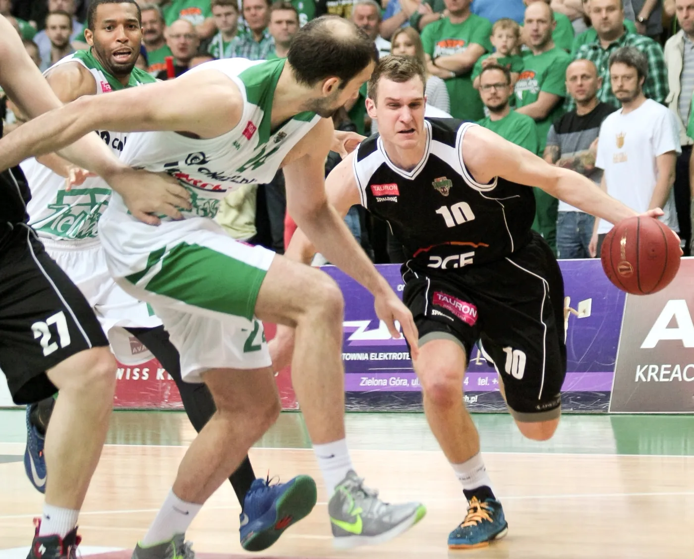 Zawodnik Stelmetu Zielona Góra Jure Lalic (C) blokuje Nemanję Jaramaza (P) z PGE Turów Zgorzelec podczas 6. meczu finałowego Ekstraklasy koszykarzy