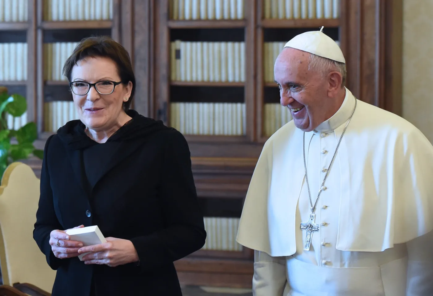 7867756-papiez-franciszek-przyjal-premier.jpg