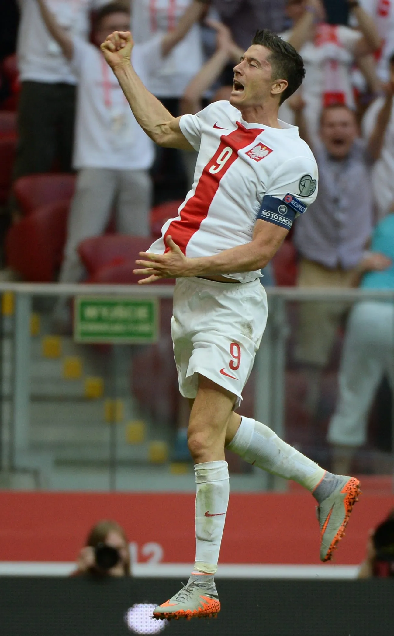 7872515-robert-lewandowski-strzelil-trzy.jpg