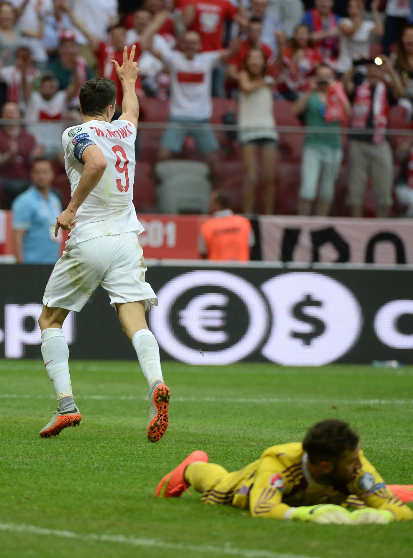 7872545-robert-lewandowski-strzelil-trzy.jpg