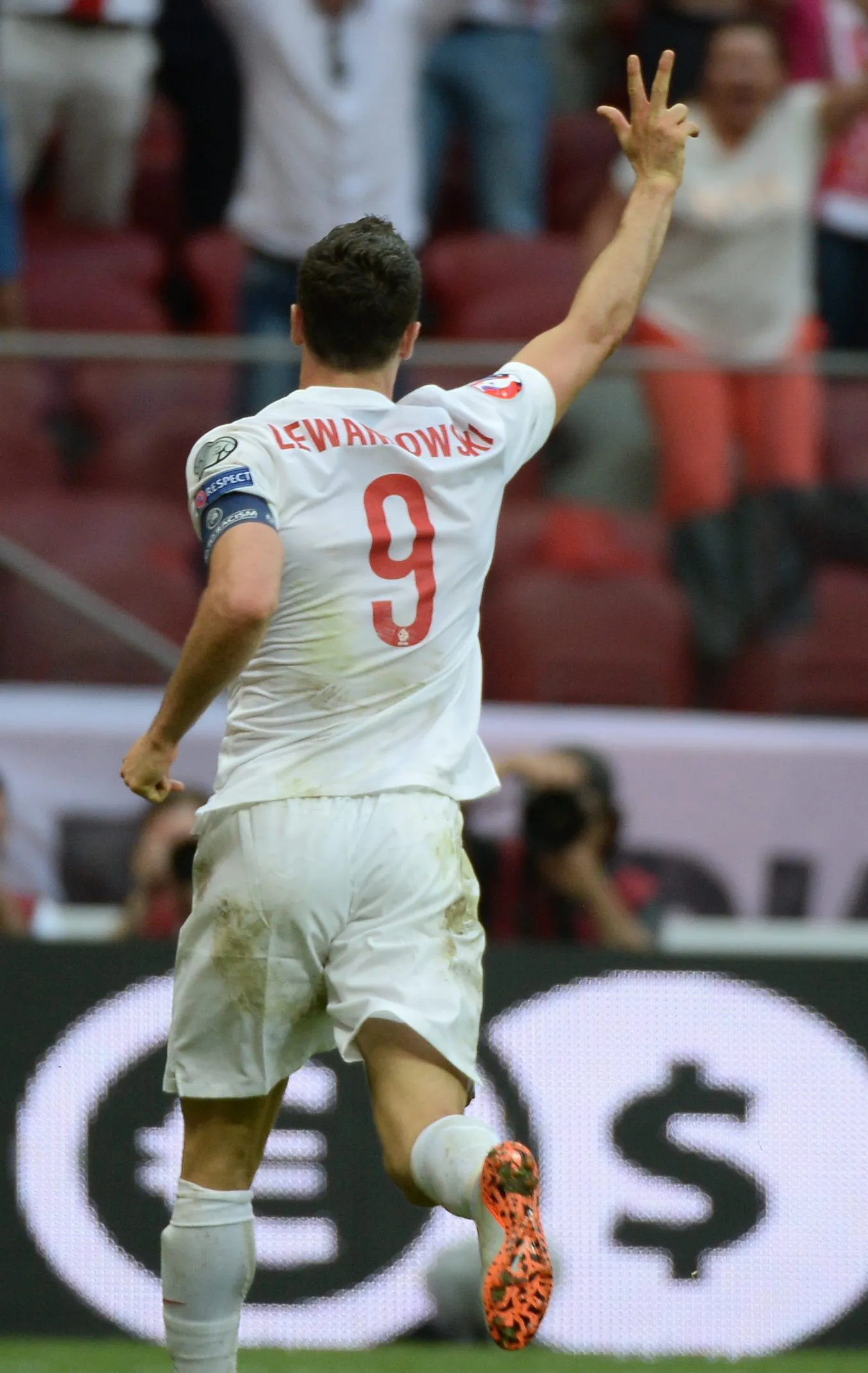 7872575-robert-lewandowski-strzelil-trzy.jpg