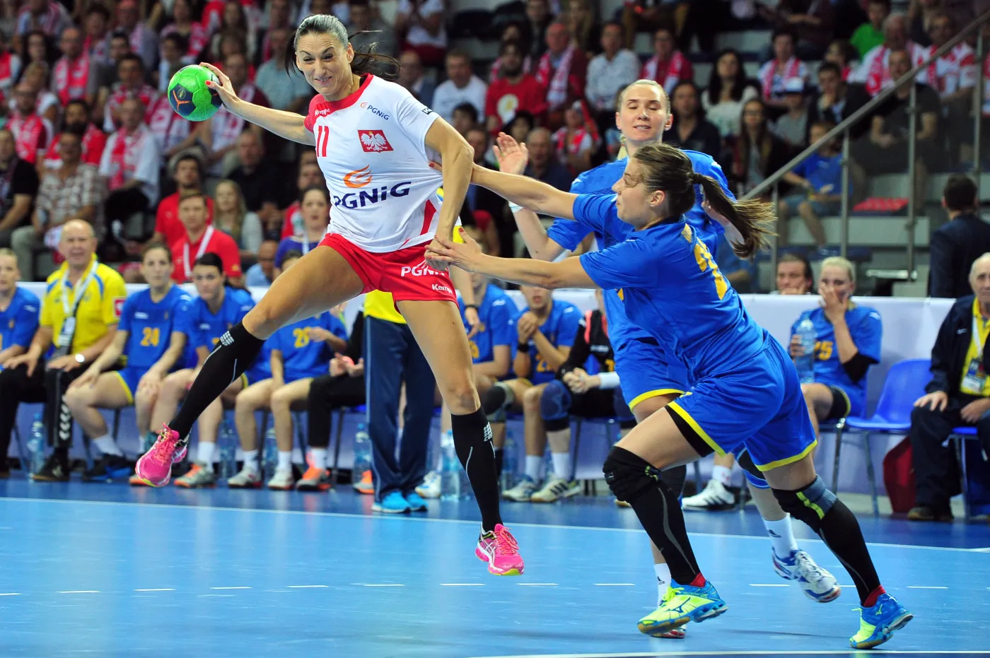 Polka Kinga Grzyb (L) mija w ataku Irynę Glibko (C) i Olgę Laiuk (P) z Ukrainy podczas rewanżowego meczu eliminacji do mistrzostw świata szczypiornistek