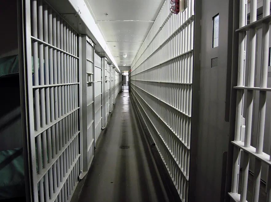 Nachodził, groził, pukał do drzwi - aresztowali go za stalking