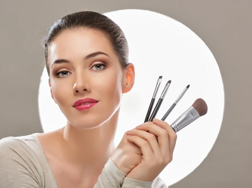 Kobieta z pędzlami do makijażu
