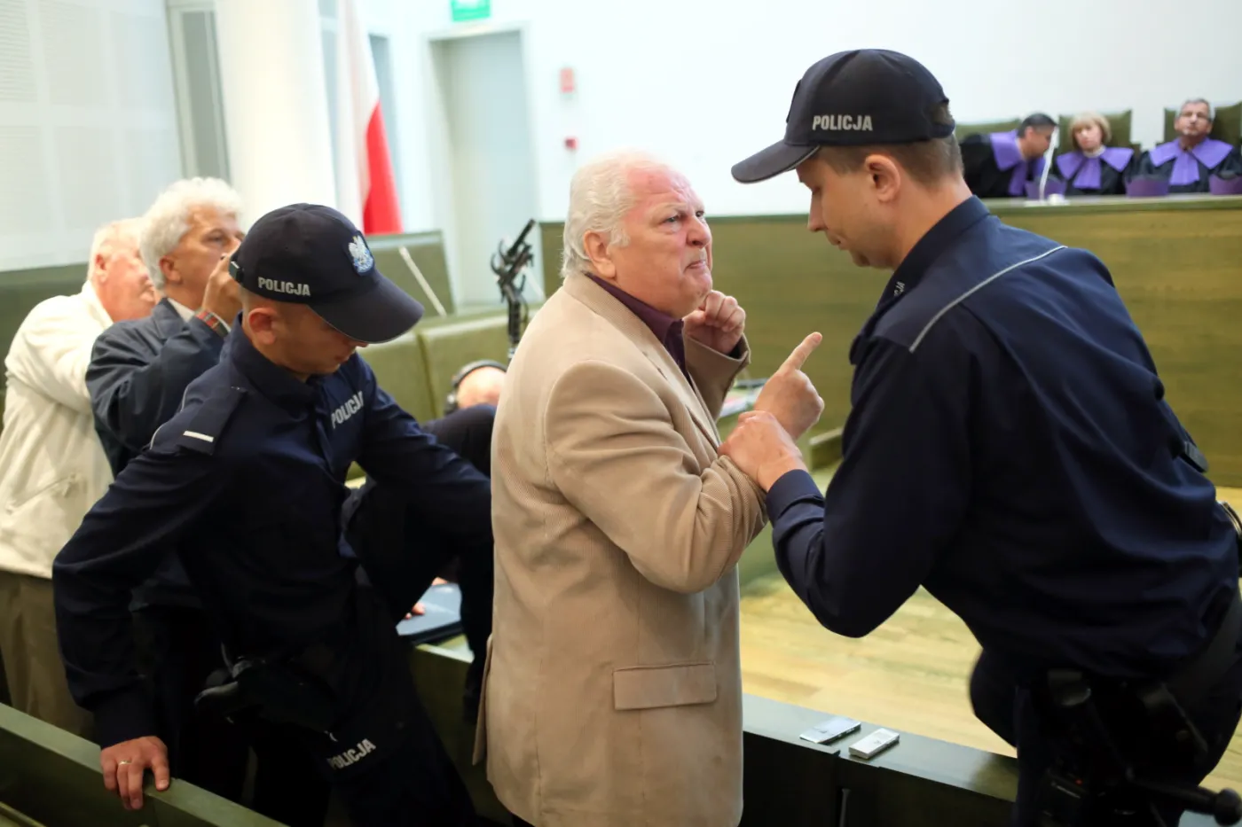 Rzecznik prasowy partii Dzielny Tata Janusz Komór został siłą usunięty przez policjantów z sali sądowej za zakłócanie posiedzenie Sądu Najwyższego 