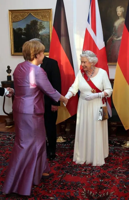 7910877-angela-merkel-krolowa-elzbieta.jpg