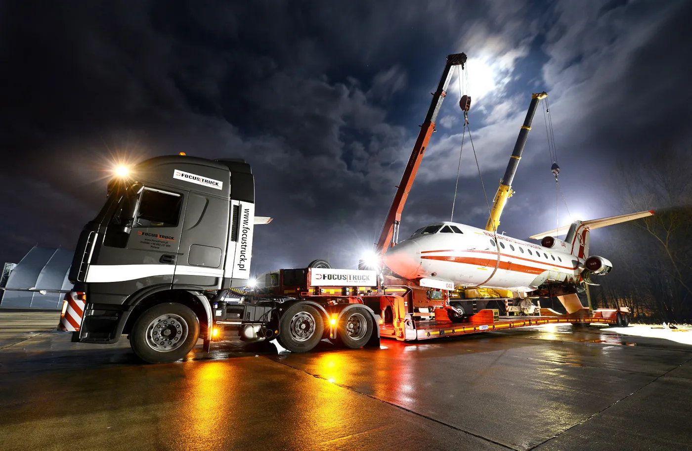 7913795-iveco-stralis-i-samolot-jak-40.jpg