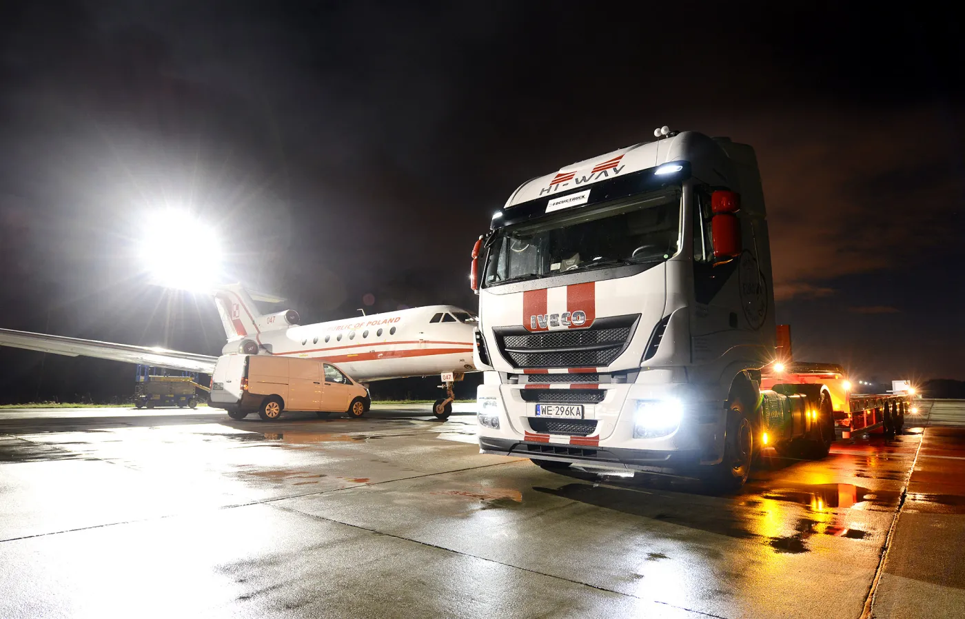 7913825-iveco-stralis-i-samolot-jak-40.jpg