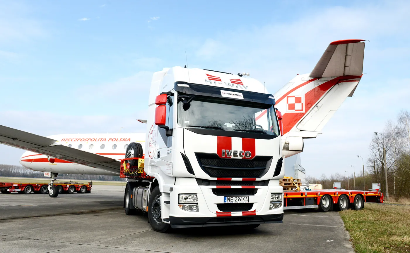 7913915-iveco-stralis-i-samolot-jak-40.jpg