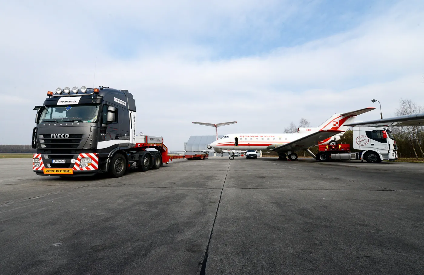 7913945-iveco-stralis-i-samolot-jak-40.jpg