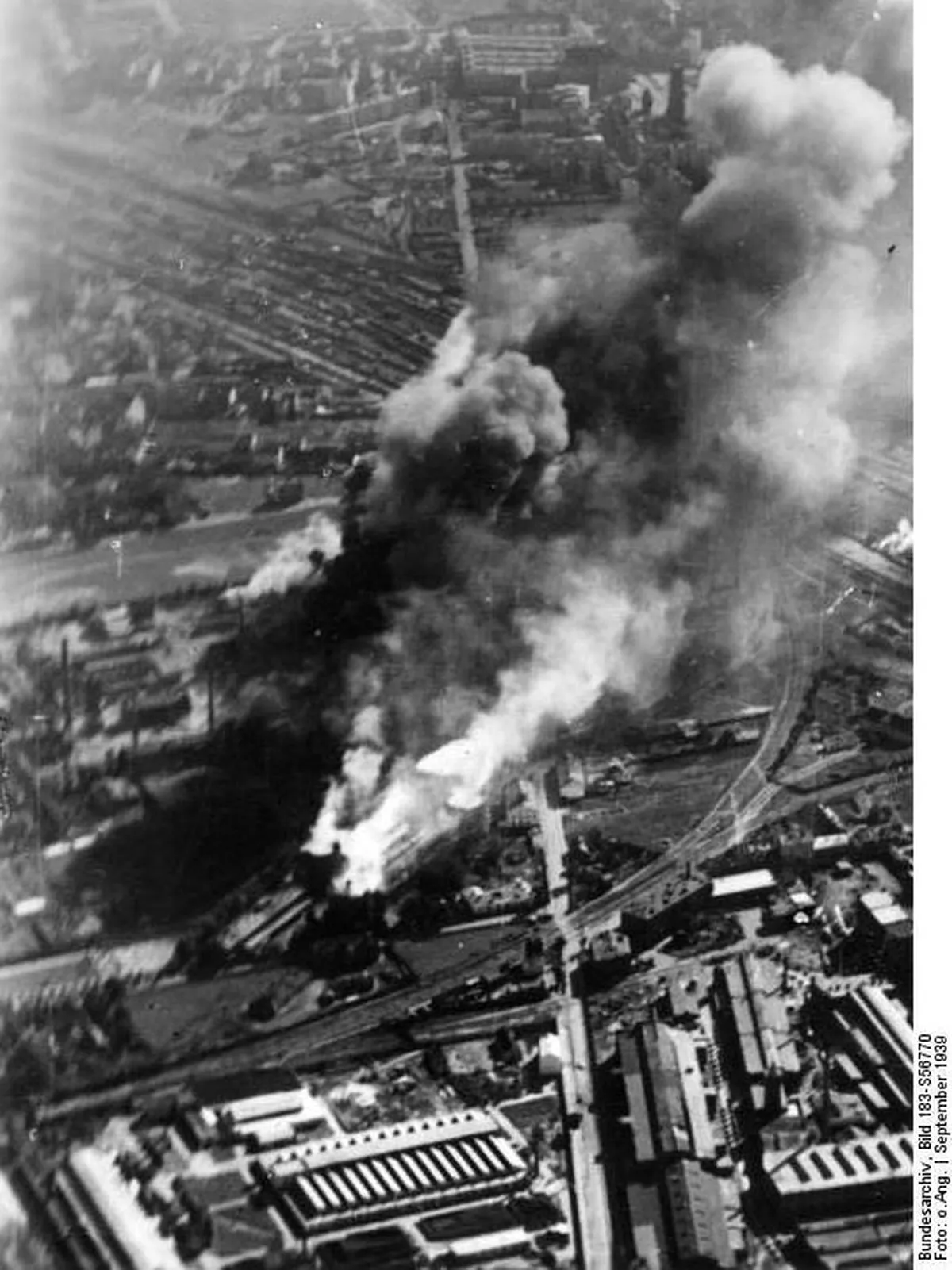 Płonące zbombardowane elewatory zbożowe przy skrzyżowaniu ulic Bema i Prądzyńskiego (fot. Bundesarchiv, Bild 183-S56770 / CC-BY-SA)