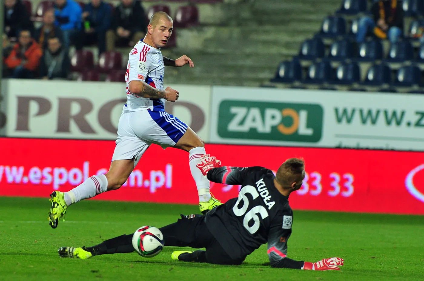 Bramkarz Pogoni Szczecin Dawid Kudła (P) walczy o piłkę z Maciejem Korzymem z Górnika Zabrze 