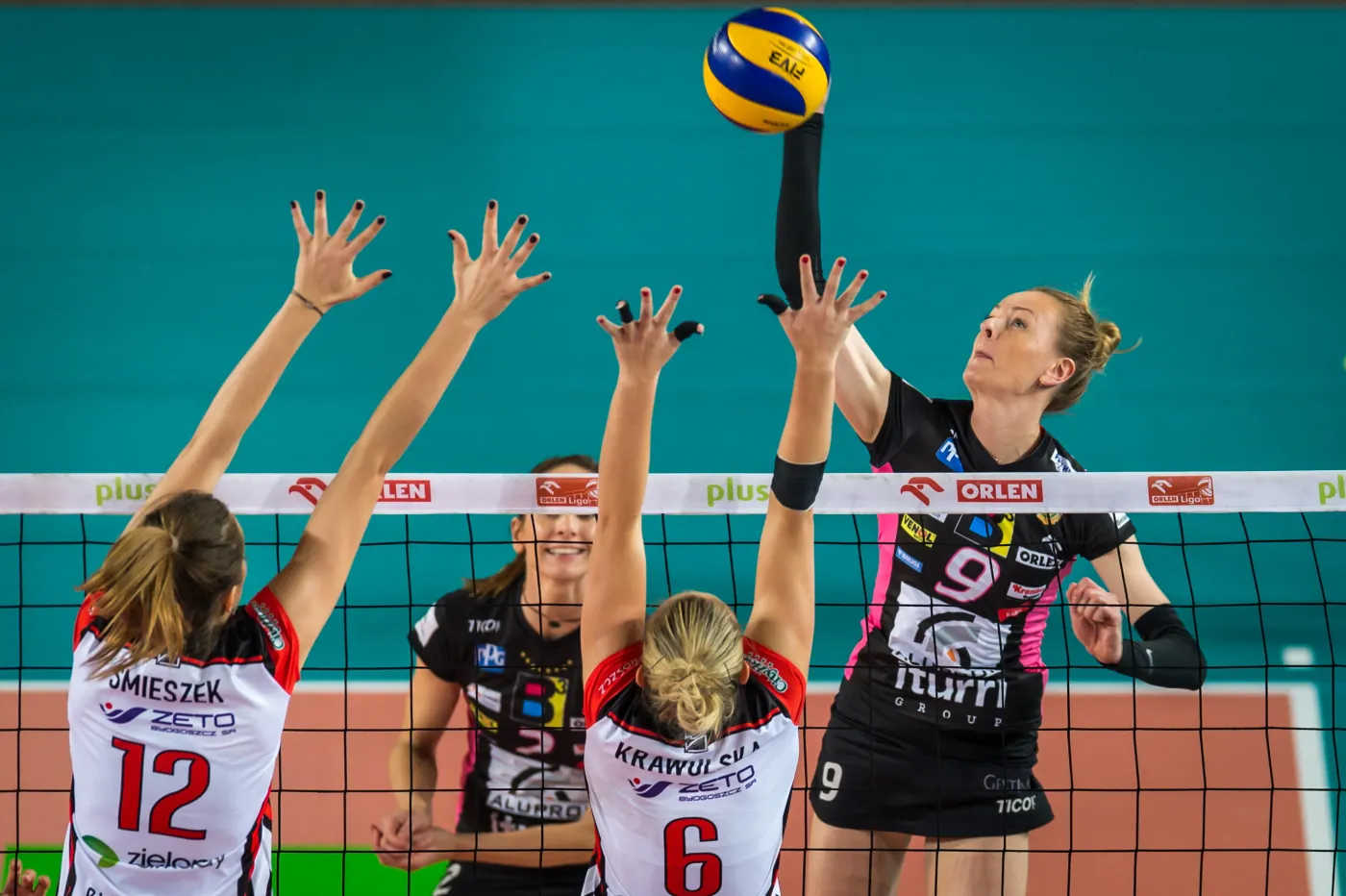 Helena Horka (2-L) i Natalia Bamber - Laskowska (P) z BKS Aluprof Bielsko-Biała w akcji na siatce z Małgorzatą Śmieszek (L) i Natalią Krawulską (2-P) z KS Pałac Bydgoszcz