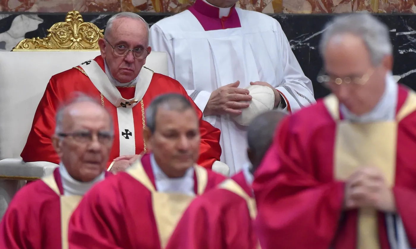 Papież Franciszek i kardynałowie w Watykanie