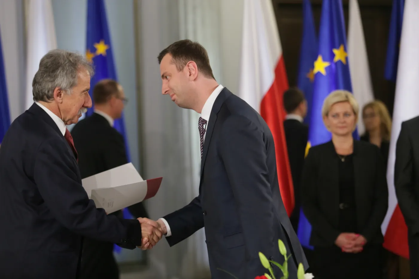 Władysław Kosiniak-Kamysz odbiera zaświadczenie o wyborze na posła z rąk przewodniczącego PKW Wojciecha Hermelińskiego