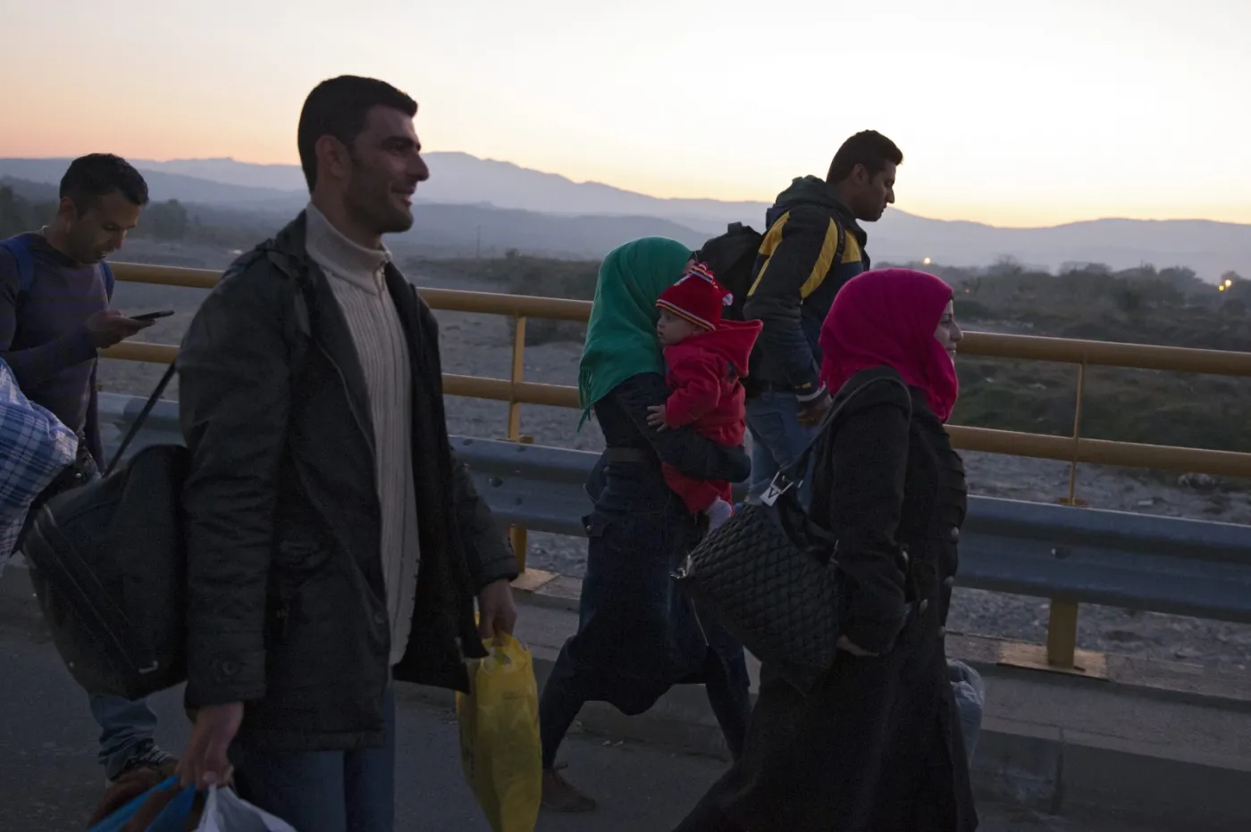 8401906-migranci-w-drodze-do-macedonii.jpg