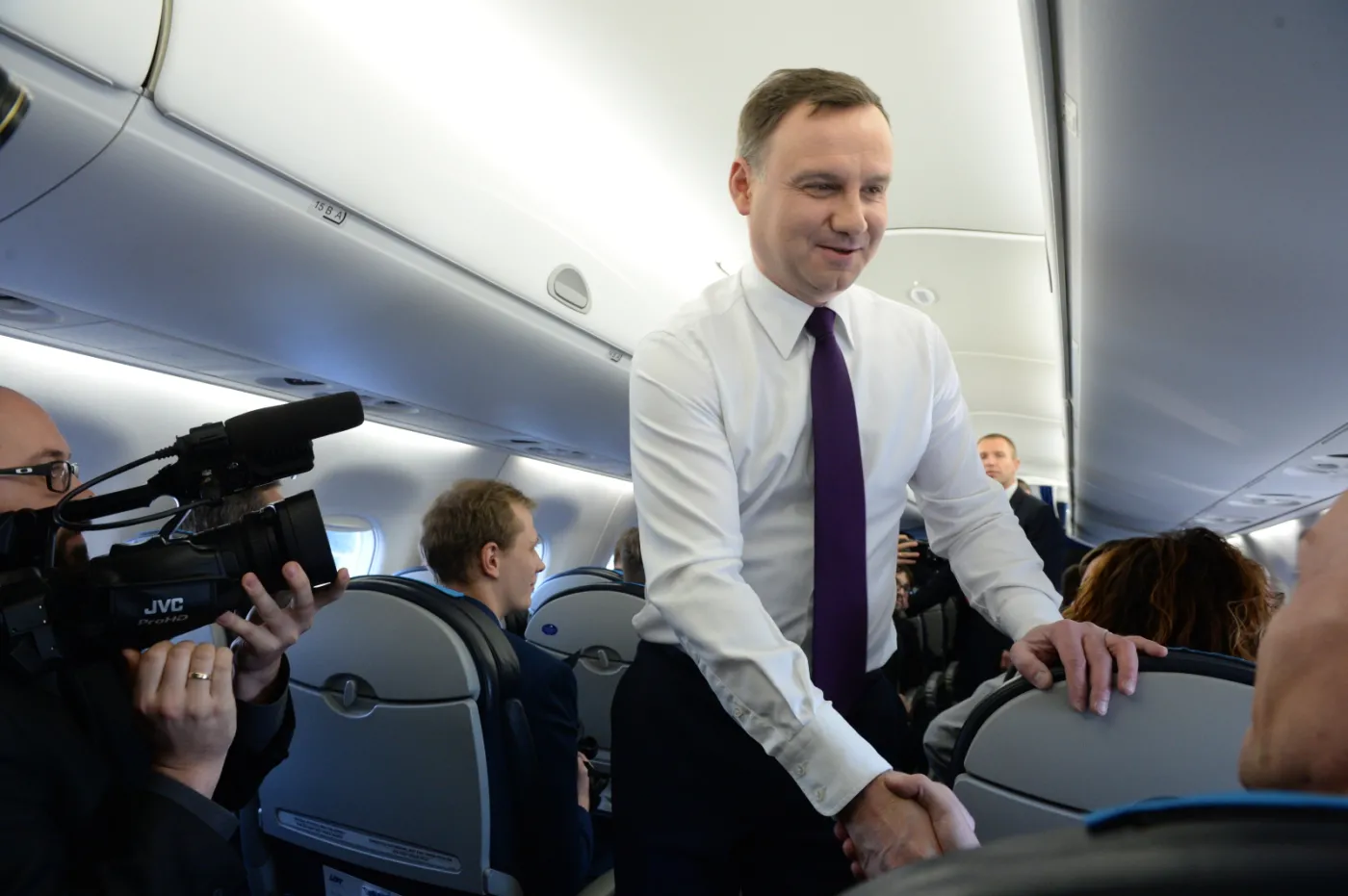 Prezydent RP Andrzej Duda wita się z dziennikarzami na pokładzie samolotu, przed wylotem z Warszawy do Watykanu