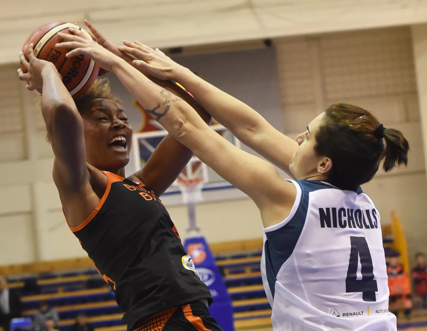 Laura Nicholls (P) z Wisły Can-Pack oraz Diandra Tchatchouang (L) z Bourges Basket podczas meczu koszykarskiej Euroligi kobiet, rozegranego w Krakowie