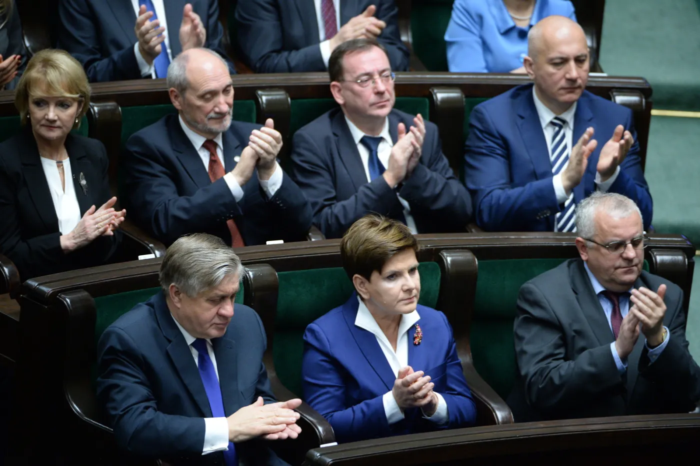 8415325-politycy-pis-w-pierwszym-rzedzie.jpg