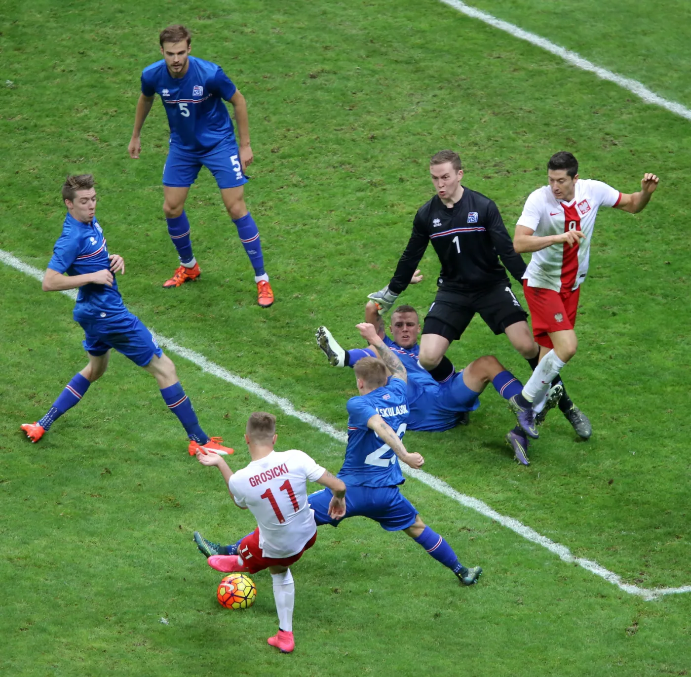 8418447-kamil-grosicki-11-walczy-o-pilke.jpg