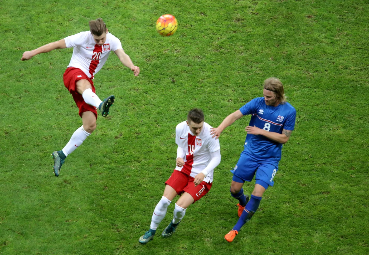8418511-lukasz-piszczek-l-wybija-pilke.jpg